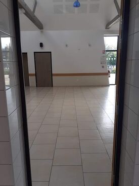 vue depuis la cuisine vers la salle